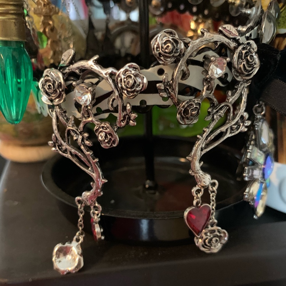 Heartbreaker Roses hearts earrings gothic